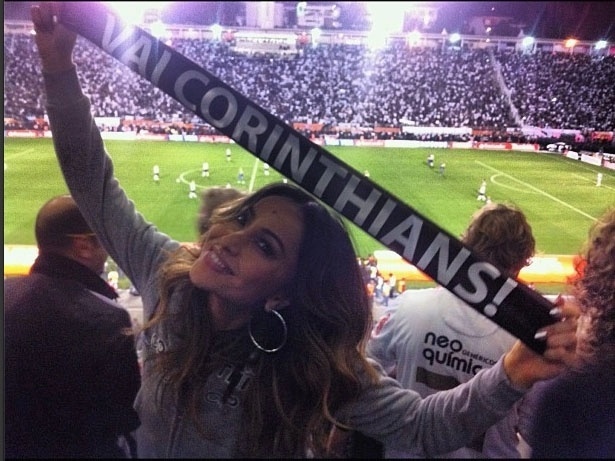 2013 - No estádio do Pacaembu, Sabrina Sato torce pelo time de coração, o Corinthians