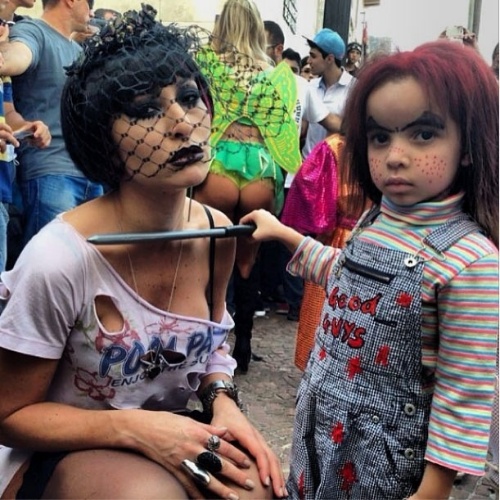 2013 - Sabrina Sato se fantasia e participa de zombie walk em São Paulo