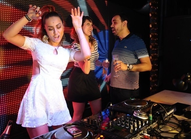2013 - Sabrina Sato toca em festa na cidade de São Paulo e diverte os amigos