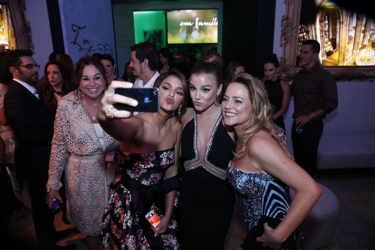 2.fev.2014 -  Bruna Marquezine, Alice Wegmann e Viviane Pasmanter na festa da novela "Em Família"