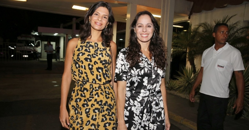 3fev.2014 -  Helena Ranaldi e Claudia Mauro conferem estreia de "Em Família" com elenco
