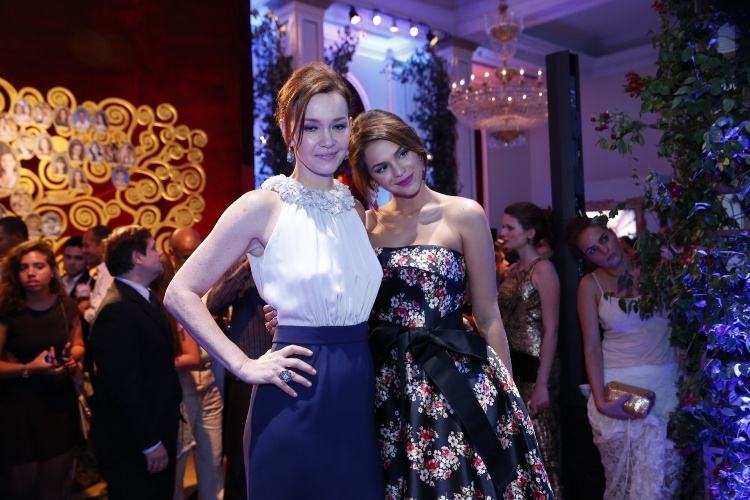 2.fev.2014 -  Julia Lemmertz e Bruna Marquezine na festa da novela "Em Família"