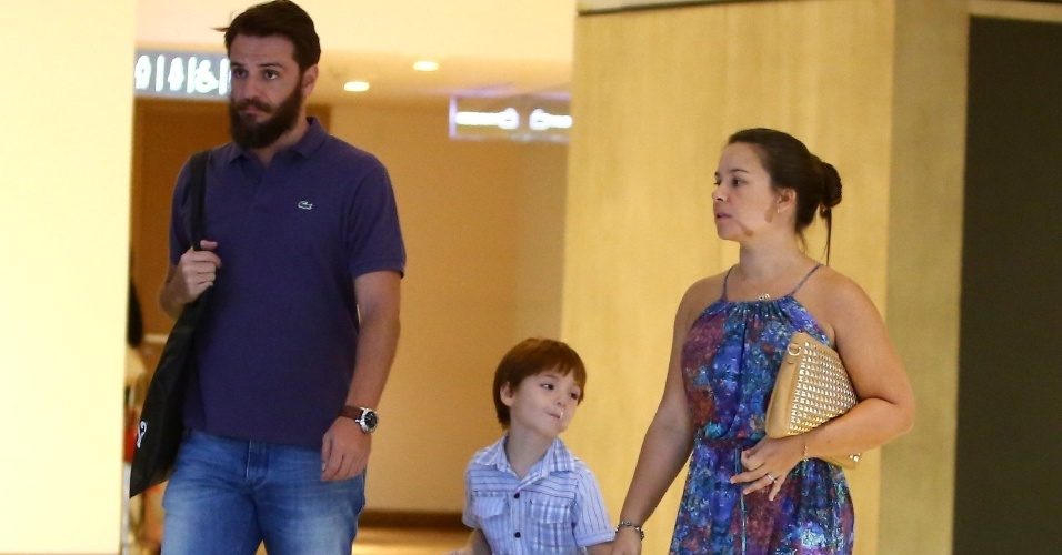 3.fev.2014 - Rodrigo Lombardi é clicado em um shopping da Barra da Tijuca com a mulher e o filho.  O ator chamou a atenção pela barba comprida