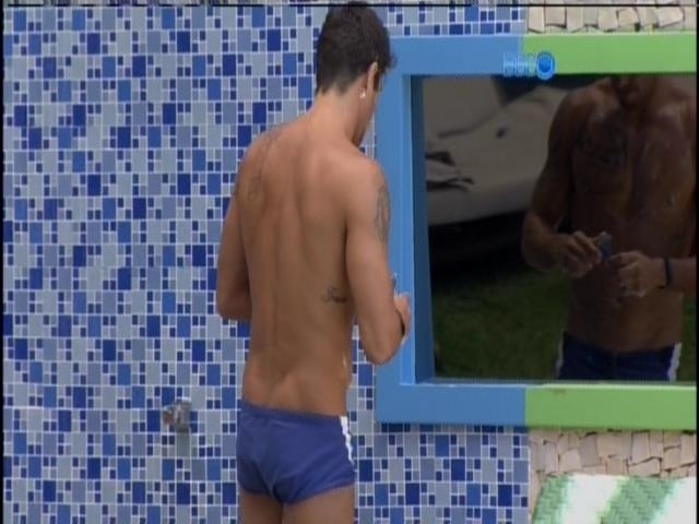 04.fev.2014 - Diego toma banho e raspa o peitoral