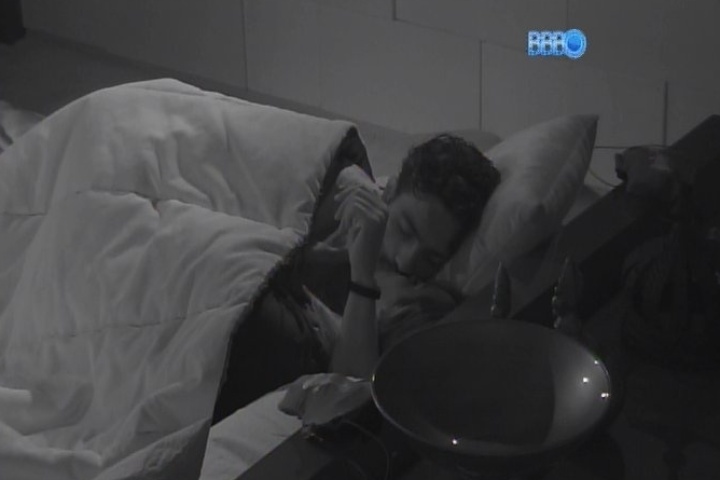 04.fev.2014 - Junior e Letícia namoram na cama do quarto do líder; Cássio se incomoda e vai dormir no chão