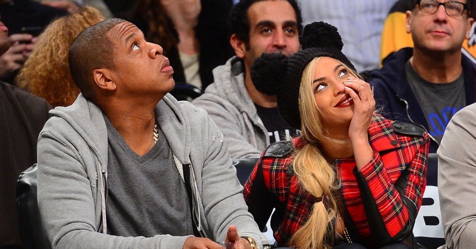 3.fev.2014 - Acompanhada do marido, o rapper Jay-Z, Beyoncé assistiu a uma partida de basquete entre o Philadelphia 76ers e o Brooklyn Nets, em Nova York. A cantora chamou atenção ao usar um gorro com orelhinhas