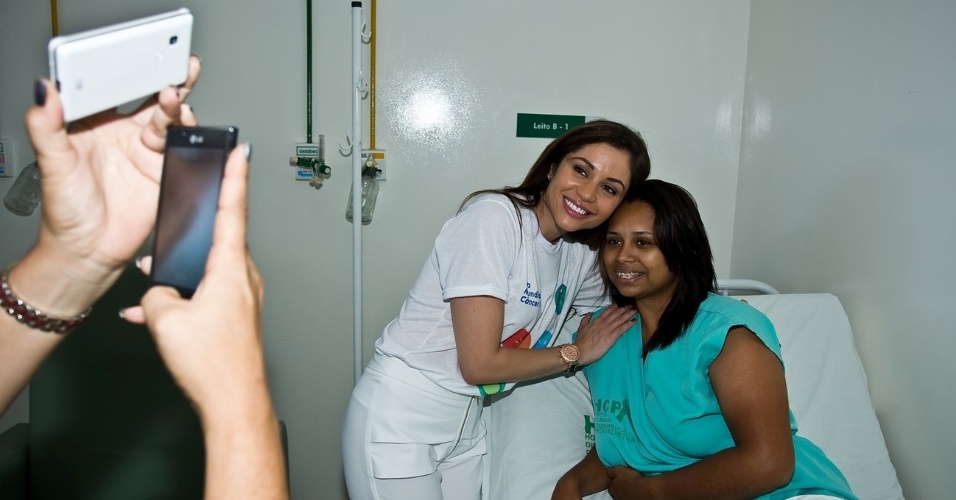 4.fev.2014 - Ex-BBBs Maria Melilo e Daniel Rolim na manhã desta terça-feira (4) visitaram o Hospital do Câncer de Pernambuco