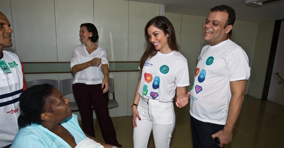 4.fev.2014 - Ex-BBBs Maria Melilo e Daniel Rolim na manhã desta terça-feira (4) visitaram o Hospital do Câncer de Pernambuco