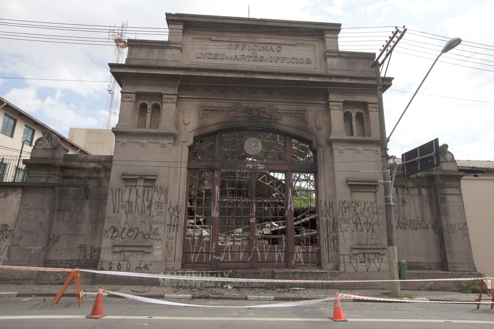 4.fev.2014 - Incêndio de grandes proporções destrói o Centro Cultural do Liceu de Artes de Ofícios de São Paulo, no bairro do Bom Retiro, região central da capital paulista - Mario Ângelo/Sigmapress/Estadão Conteúdo