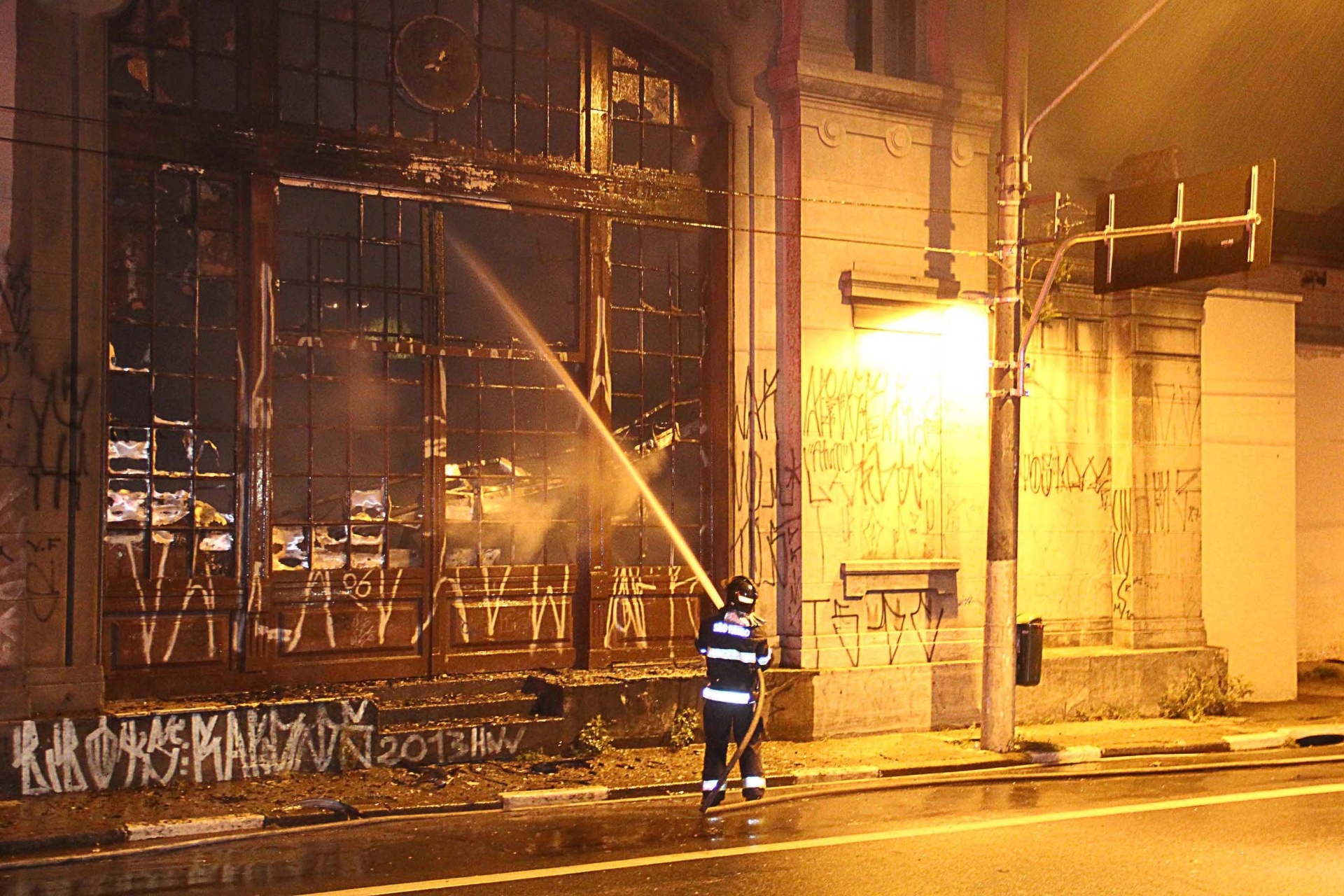 4.fev.2014 - Incêndio de grandes proporções destrói o Centro Cultural do Liceu de Artes de Ofícios de São Paulo, no bairro do Bom Retiro, região central da capital paulista - Reginaldo Castro/Estadão Conteúdo
