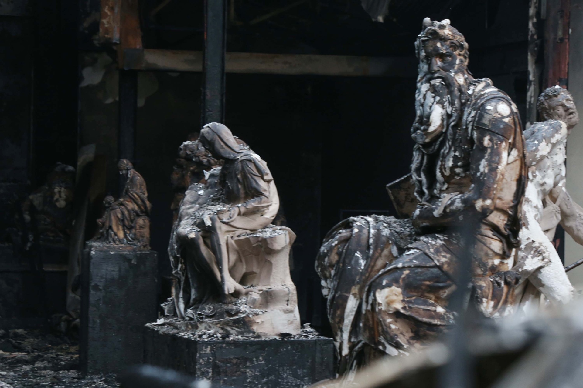 4.fev.2014 - Incêndio destrói o Centro Cultural do Liceu de Artes e Ofícios, no bairro da Luz, no Centro de São Paulo, SP, na madrugada desta terça-feira (4). O fogo queimou quase todo o acervo de quadros, esculturas, móveis antigos e réplicas em gesso de obras de arte - Marcos Bezerra/Futura Press/Estadão Conteúdo