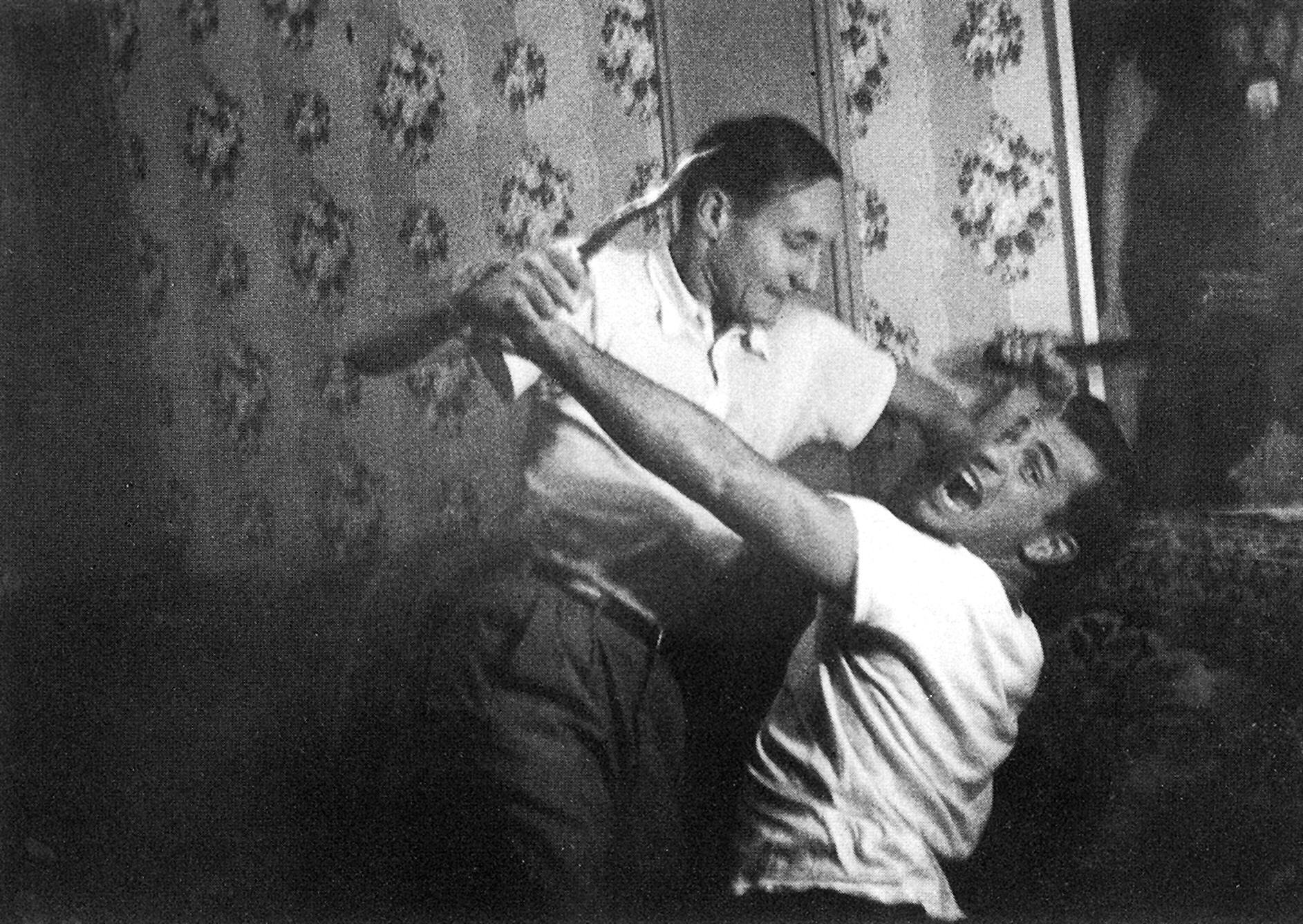 Jack Kerouac e William Burroughs brincam com faca em foto de janeiro de 1953 - Reprodução
