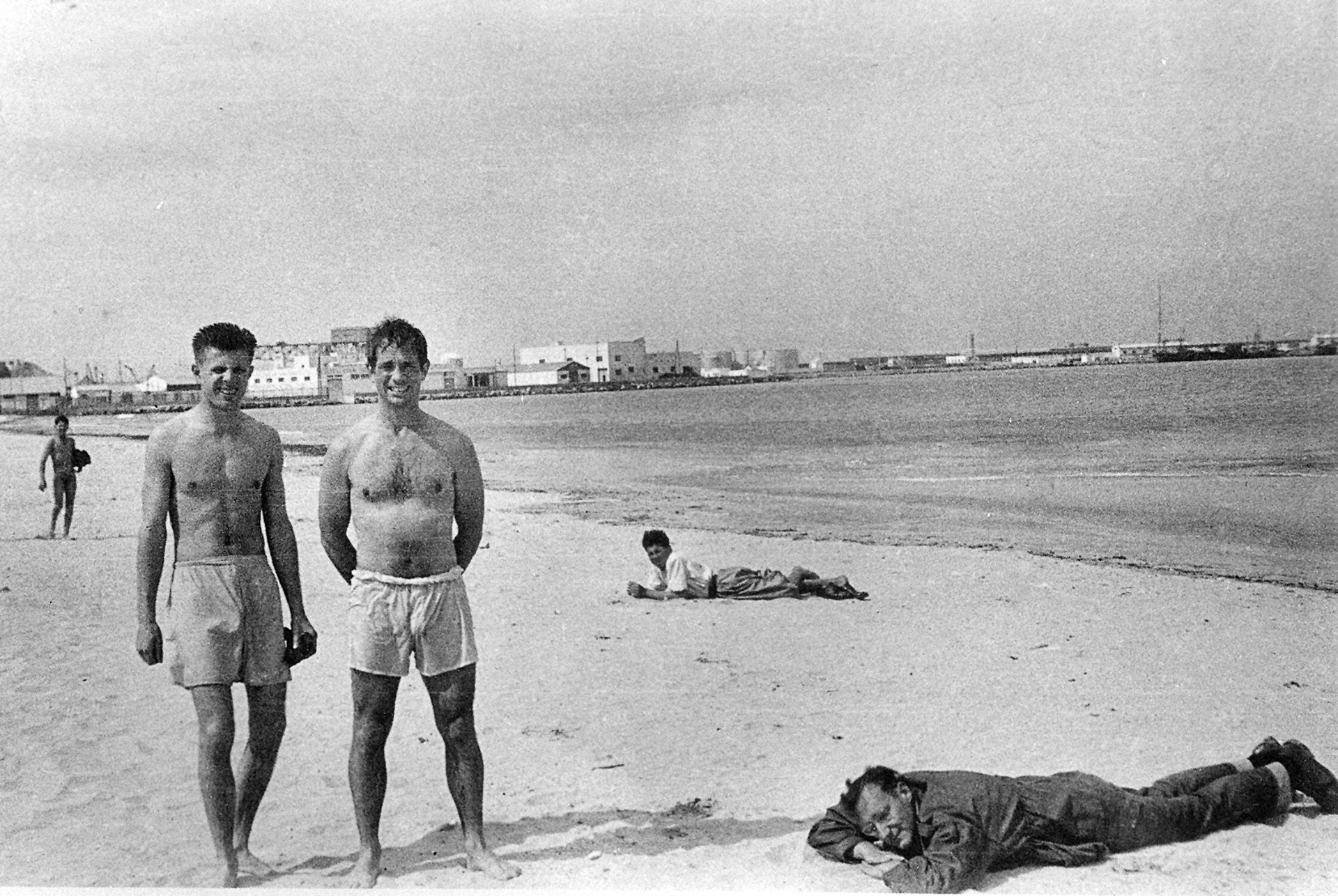 Peter Orlowsky, Jack Kerouac e William Burroughs são fotografados na praia, em Tânger, em 1957, pelo amigo Allen Ginsberg - Reprodução