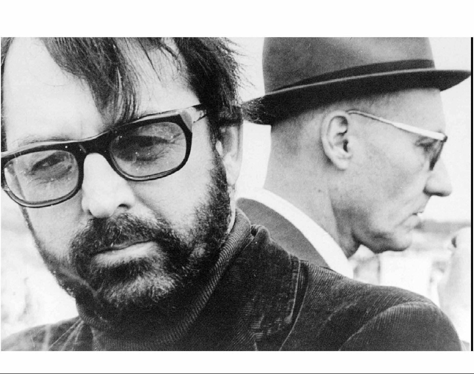 Terry Southern, roteirista de "Sem Destino", e "Doutor Fantástico", posa com William Burroughs durante Convenção do Partido Democrático de 1968 - Reuters