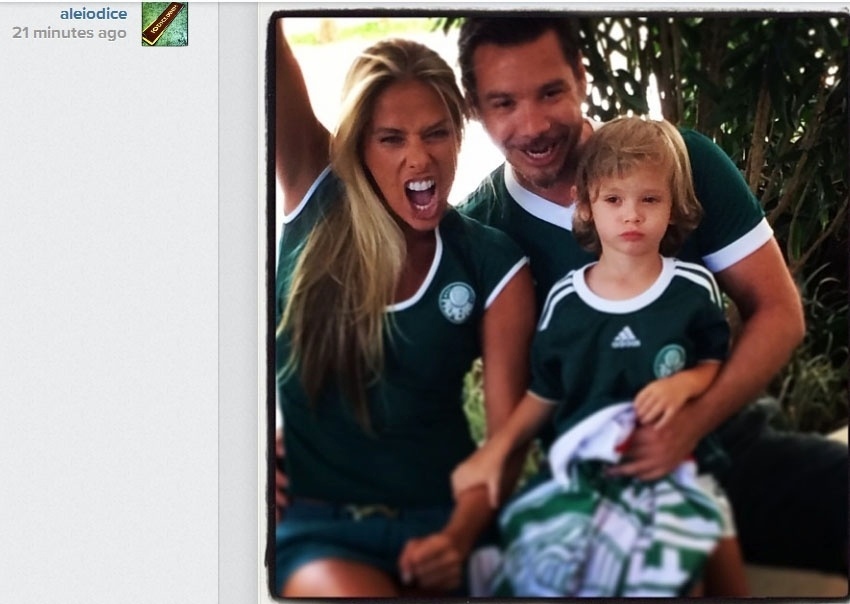 05.fev.2014 - Adriane Galisteu torce para o Palmeiras ao lado do marido Alexandre Iódice e o filho Vittorio