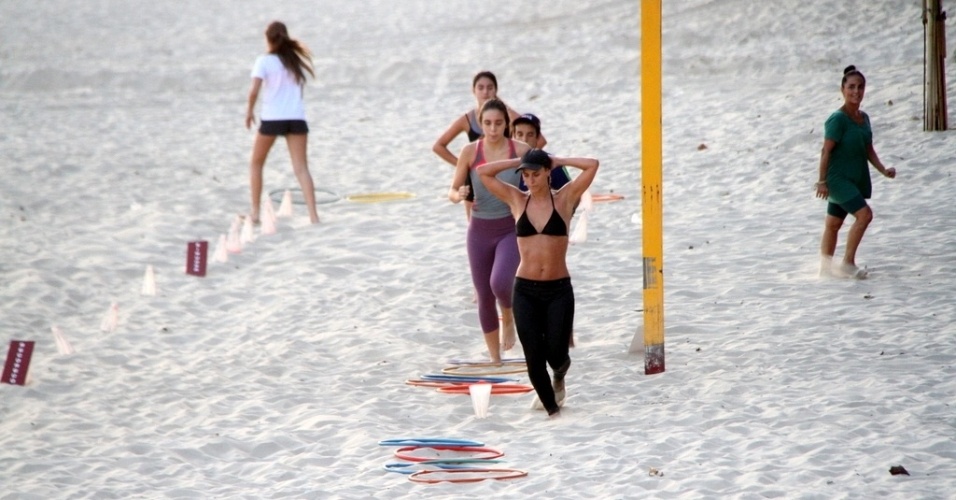 05.fev.2014 - Carolina Dieckmann pratica treinamento funcional na Praia de São Conrado, no Rio de Janeiro e exibe corpo sarado