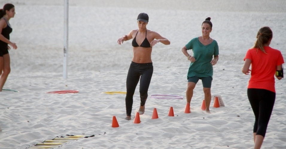 05.fev.2014 - Carolina Dieckmann pratica treinamento funcional na Praia de São Conrado, no Rio de Janeiro e exibe corpo sarado