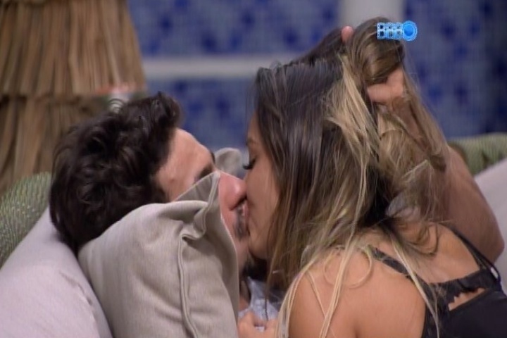 05.fev.2014 - Letícia e Junior se beijam e sister pede para o brother ser mais carinhoso. 