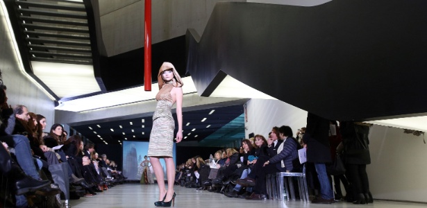27 jan. 2014 - Modelo desfila look da estilista italiana Sabrina Persechino durante a semana de moda de Roma - Ansa/Zumapress