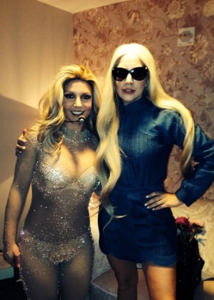 As cantoras Britney Spears e Lady Gaga em foto publicada por Gaga em sua rede social, Little Monsters, depois do show de Britney em Las Vegas - Reprodução/Little Monsters/gaga