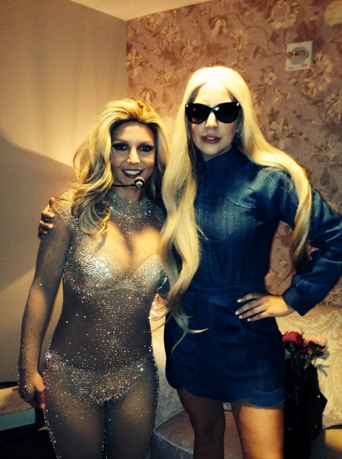 2.fev.2014 - As cantoras Britney Spears e Lady Gaga em foto publicada por Gaga em sua rede social, Little Monsters, depois do show de Britney em Las Vegas