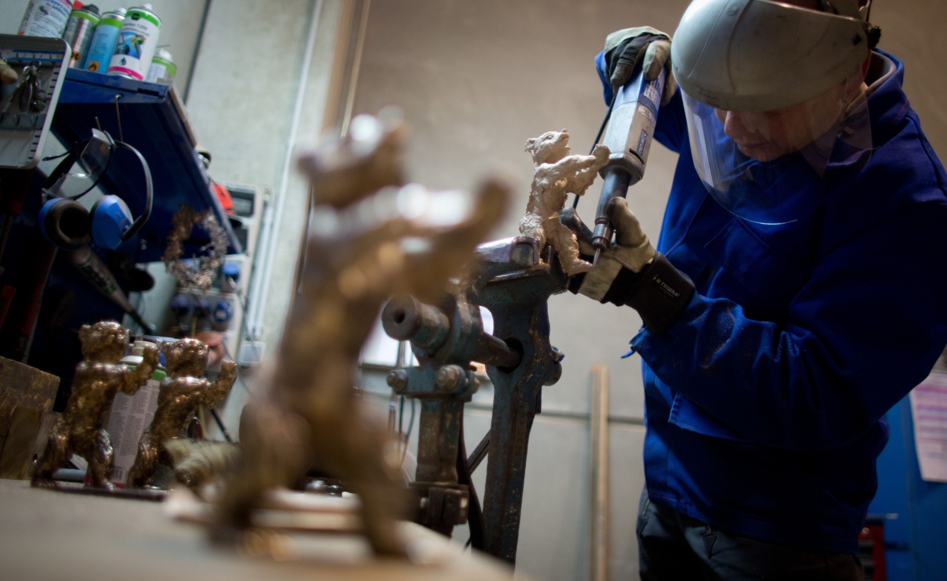 30.jan.2014 - Artesão Torsten Biermann trabalha na produção do Urso de Ouro, tradicional troféu do Festival de Berlim - Kay Nietfeld/AFP