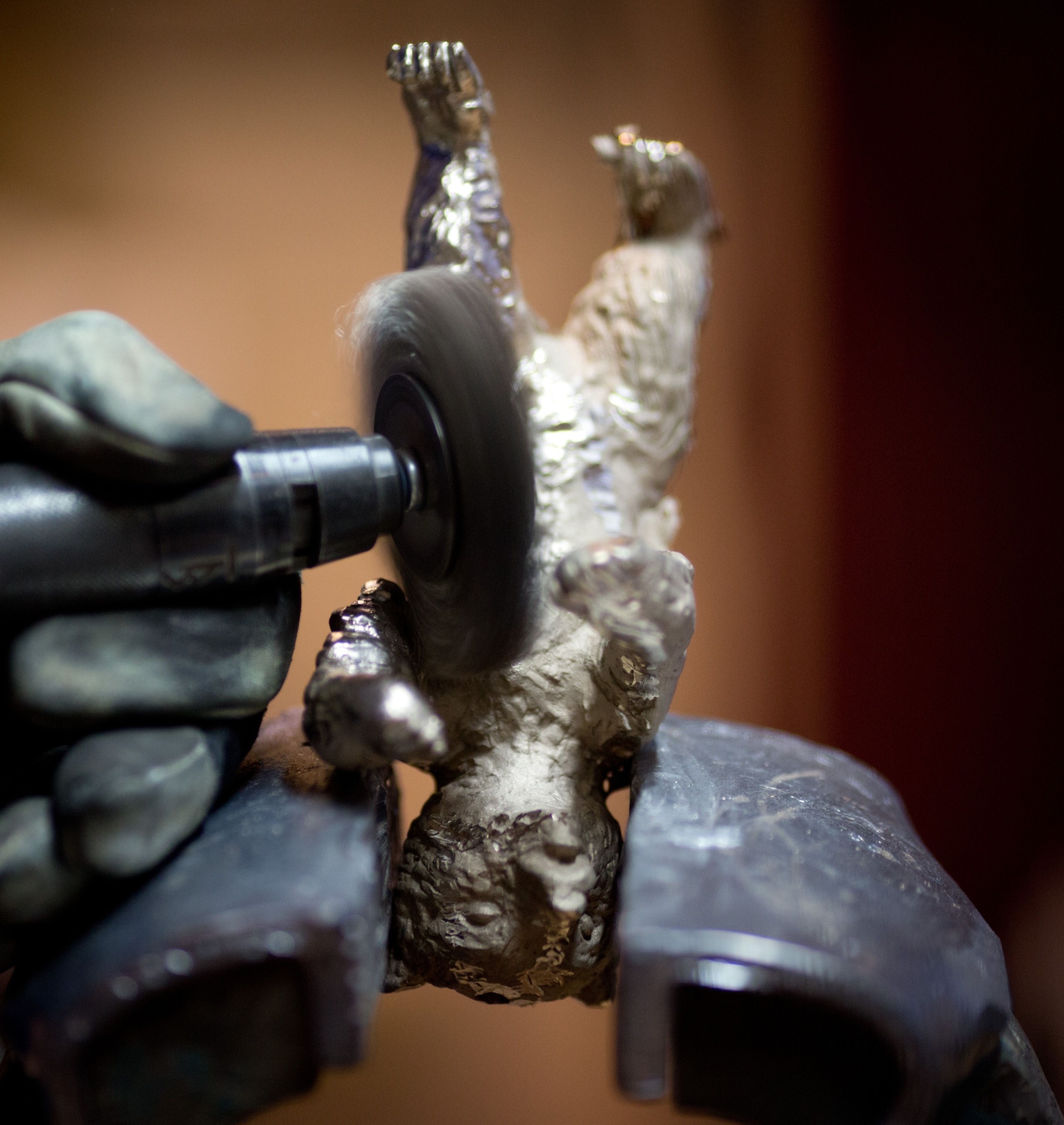 30.jan.2014 - Artesão Torsten Biermann trabalha na produção do Urso de Ouro, tradicional troféu do Festival de Berlim - Kay Nietfeld/AFP