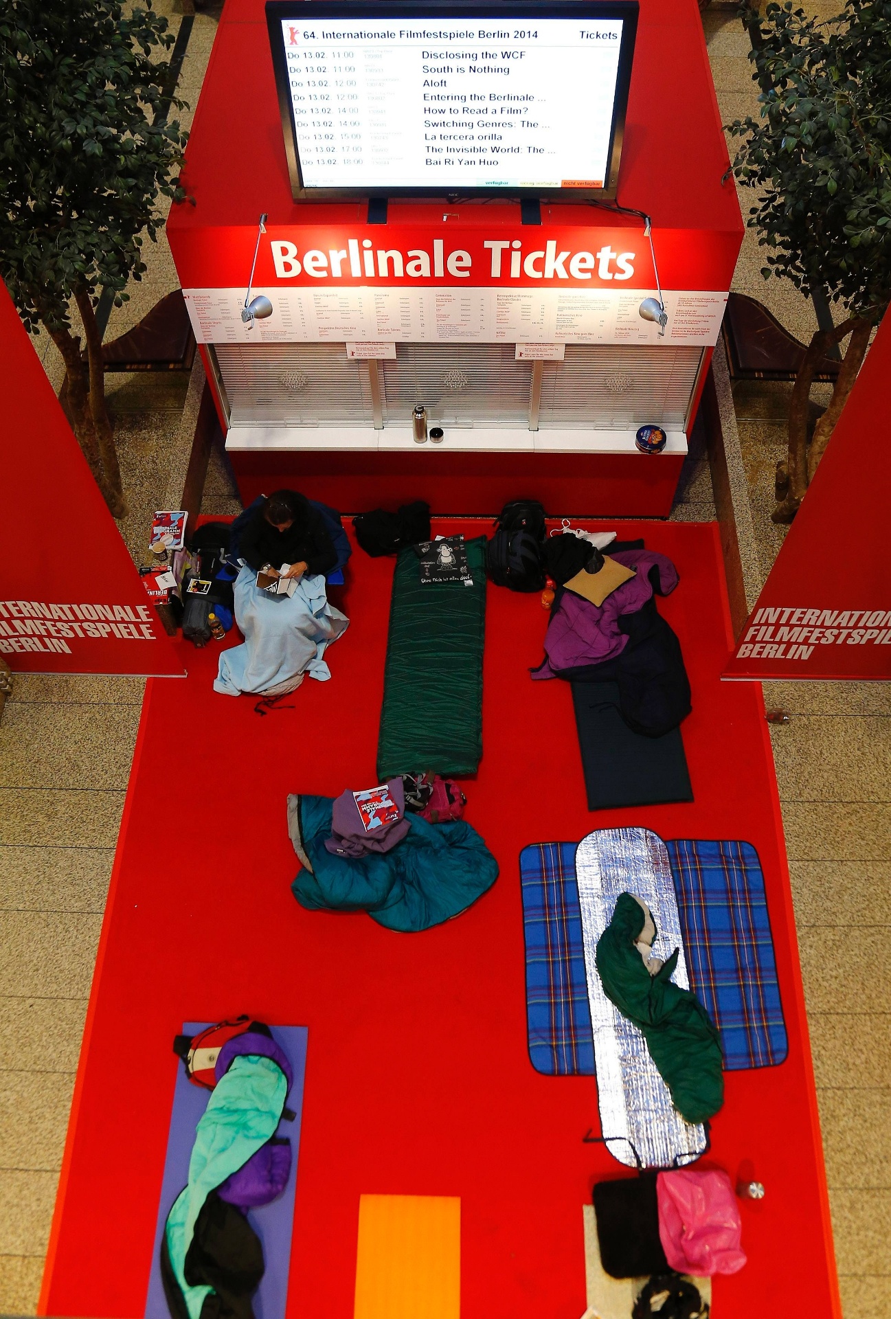 3.fev.2014 - Pessoas esperam começo da venda de ingressos para a 64ª edição do Festival de Berlim, que acontece entre os dias 6 e 15 de fevereiro - Tobias Schwarz/Reuters