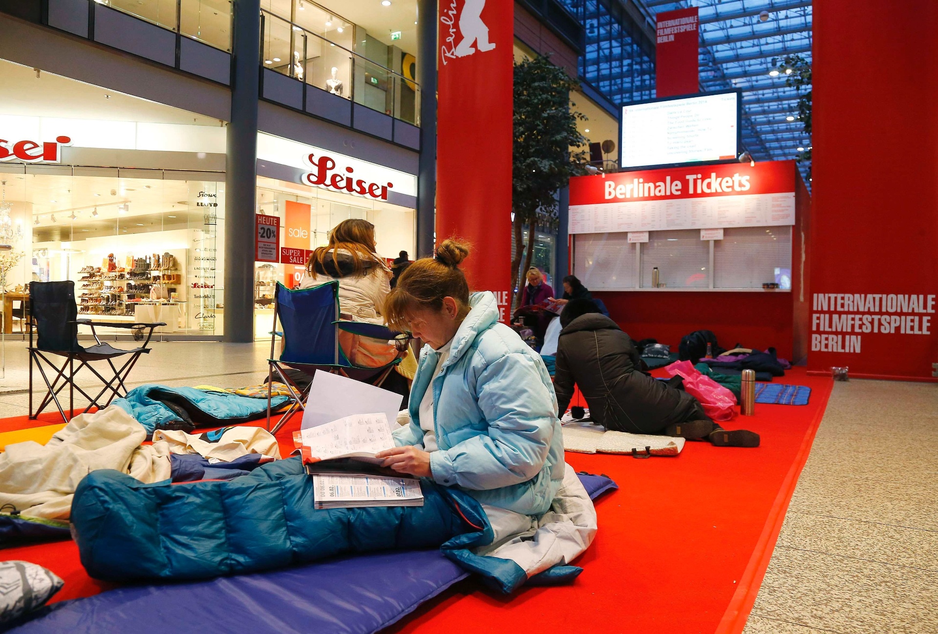 3.fev.2014 - Pessoas esperam começo da venda de ingressos para a 64ª edição do Festival de Berlim, que acontece entre os dias 6 e 15 de fevereiro - Tobias Schwarz/Reuters