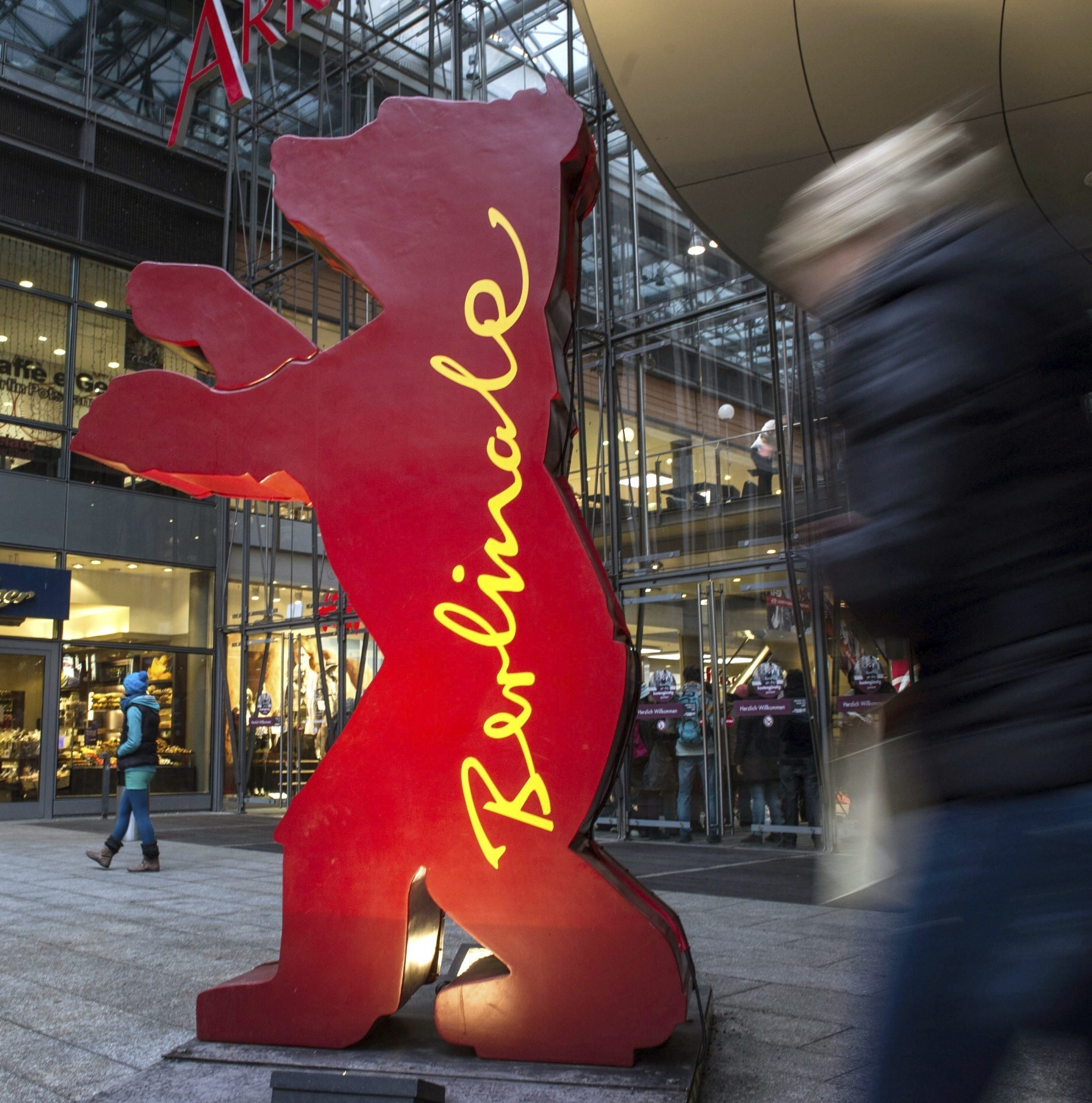 3.fev.2014 - Preparativos para a 64ª edição do Festival de Berlim - Paul Zinken/EFE