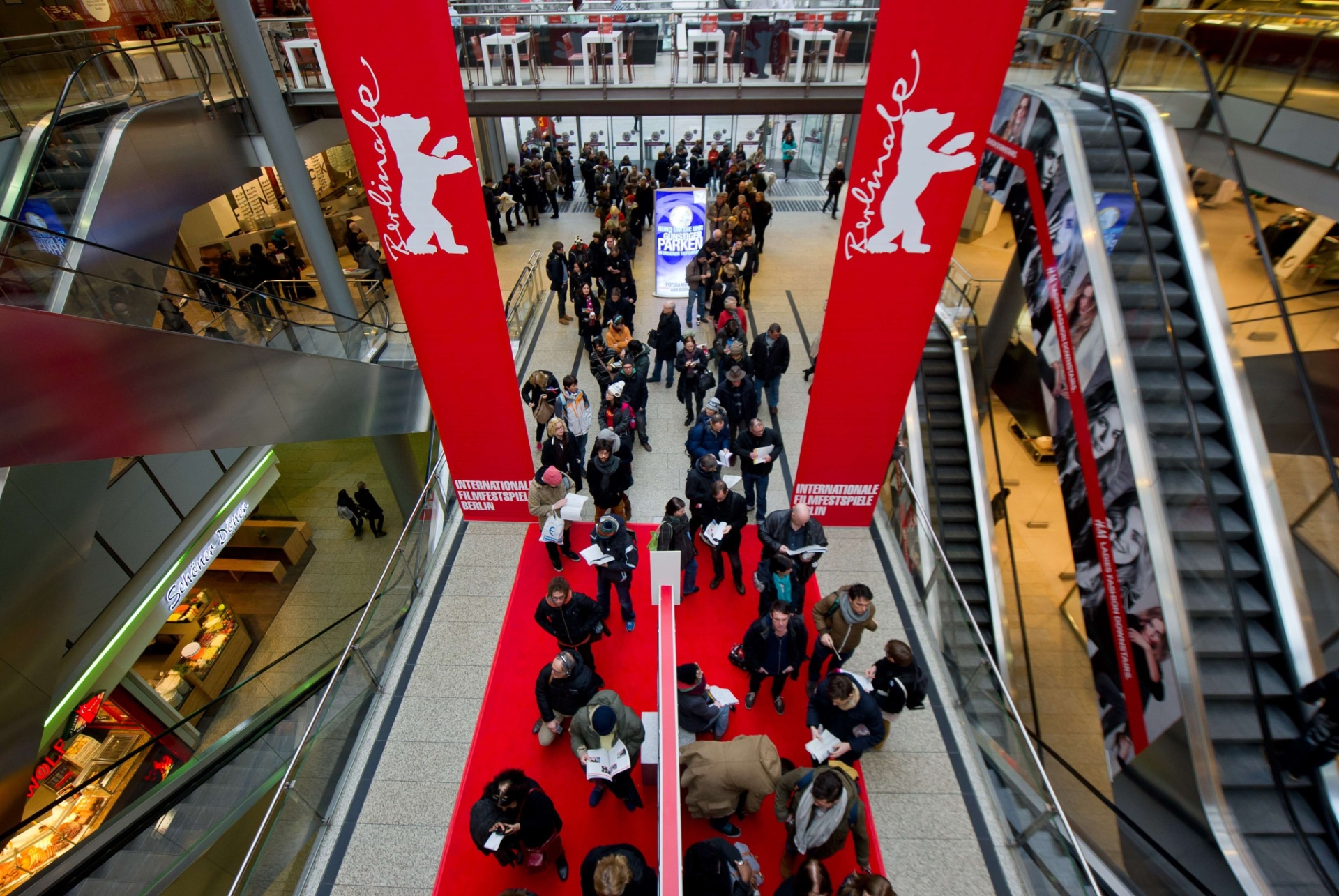 3.fev.2014 - Público do Festival de Berlim fazem fila para garantir ingressos para os filmes da programação - Tim Brakemeier/AFP