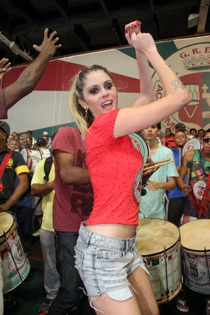 4.fev.2014 - Bárbara Evans samba no ensaio da Grande Rio