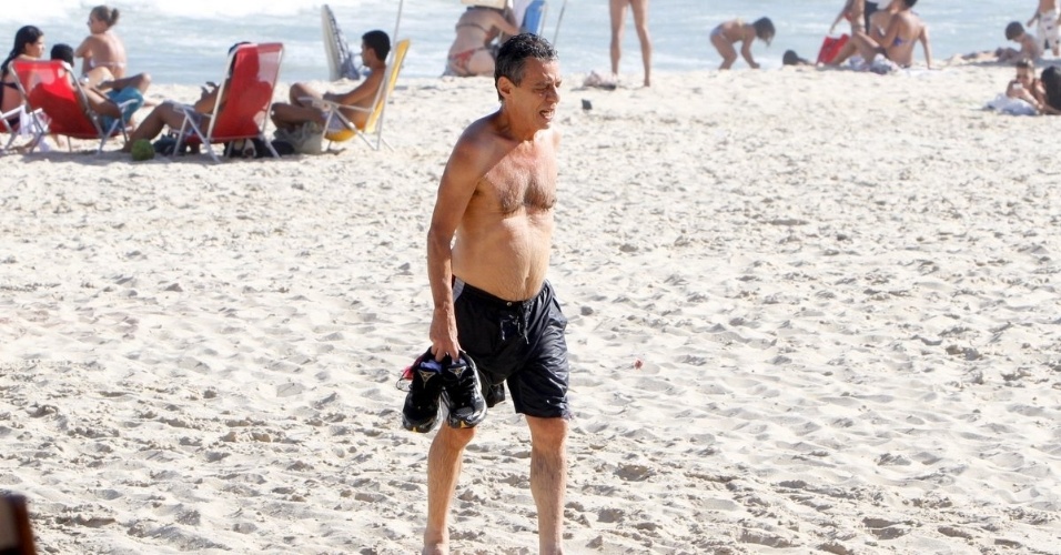 4.fev.2014 - Chico Buarque curtiu praia no Leblon, zona sul do Rio