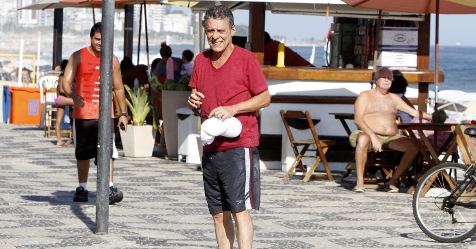 4.fev.2014 - Chico Buarque curtiu praia no Leblon, zona sul do Rio. O cantor foi tietado por algumas fãs