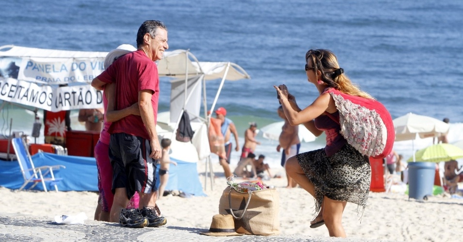 4.fev.2014 - Chico Buarque curtiu praia no Leblon, zona sul do Rio. O cantor foi tietado por algumas fãs