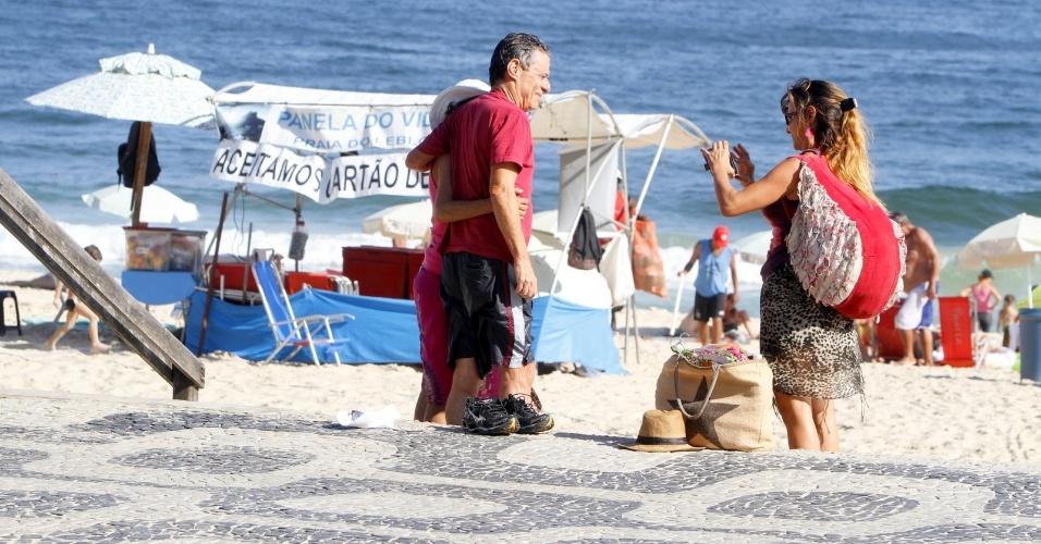 4.fev.2014 - Chico Buarque curtiu praia no Leblon, zona sul do Rio. O cantor foi tietado por algumas fãs
