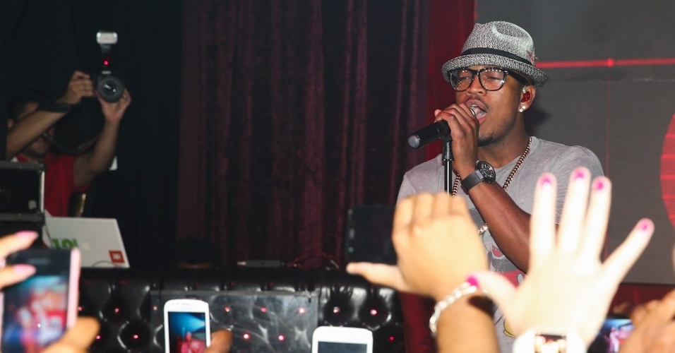 4.fev.2014 - O rapper Ne-Yo se apresenta em São Paulo