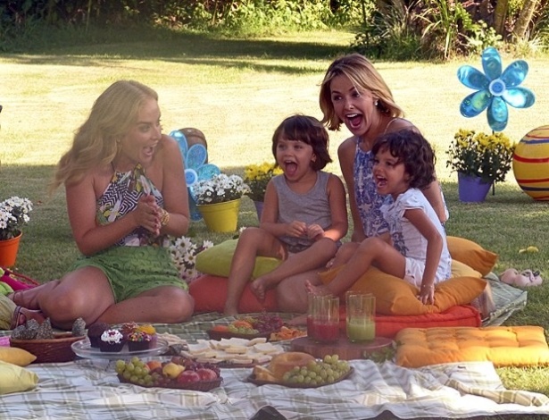 Bianca Rinaldi é entrevistada por Angélica no "Estrelas" ao lado das filhas Beatriz e Sofia