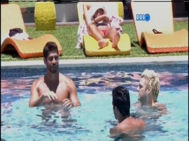 5.fev.2014 - Marcelo, Cássio e Diego conversam na piscina