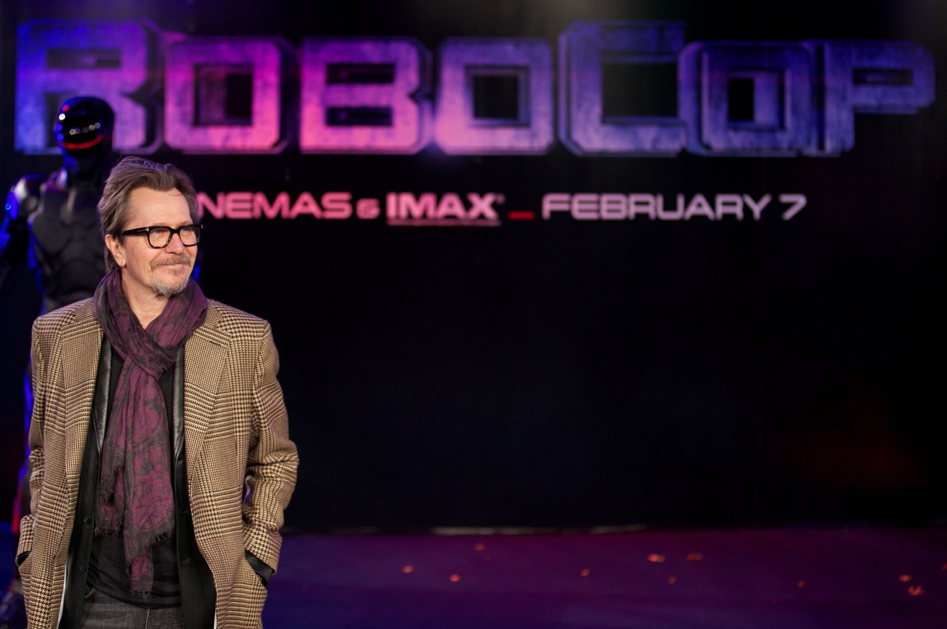 5.fev.2014 - O ator britânico Gary Oldman posa para foto no tapete vermelho de lançamento do filme Robocop, em Londres - AFP PHOTO / ANDREW COWIE