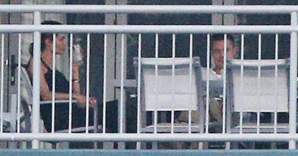 5.fev.2014 - Sem os filhos por perto, Angelina Jolie e Brad Pitt descansam durante o pôr-do-sol na varanda de um prédio na ilha Whitsundays em Queensland, na Austrália