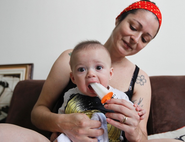 Danielle Kattah dá ao filho, João, seis meses, picolé feito com seu leite - Reinaldo Canato/UOL