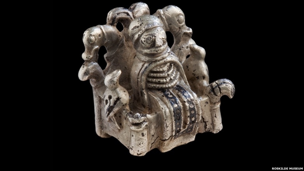 O curador diz que os visitantes não devem esperar ver estereótipos associados aos vikings, como o capacete com chifres nas laterais - que aparentemente foram inventados por ilustradores no século 19. Acima, figura que remete a Odin, entre 800 e 1050 - Roskilde Museum