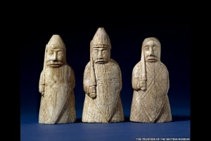 O Museu Britânico, em Londres, vai sediar, a partir de março, sua primeira grande exposição sobre os vikings em mais de 30 anos. Entre os objetos expostos estão estas peças de xadrez que datam do fim do século 12 - The Trustees of the British Museum