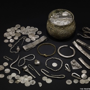 O navio será exposto ao lado de artefatos vikings da própria coleção do Museu Britânico e de outras coleções na Grã-Bretanha e na Irlanda. Estes objetos, que datam de 900 d.C., foram encontrados por detectores de metal em 2007 e adquiridos pelo Museu Britânico - The Trustees of the British Museum