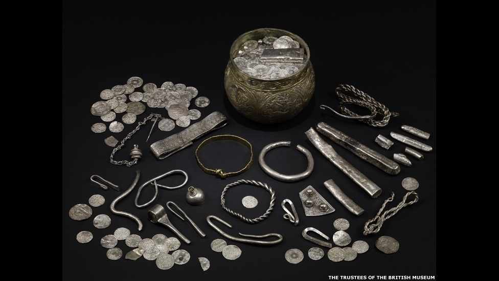 O navio será exposto ao lado de artefatos vikings da própria coleção do Museu Britânico e de outras coleções na Grã-Bretanha e na Irlanda. Estes objetos, que datam de 900 d.C., foram encontrados por detectores de metal em 2007 e adquiridos pelo Museu Britânico - The Trustees of the British Museum