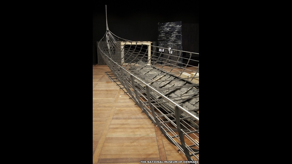 O objeto principal da exposição é este navio, a mais comprida embarcação viking já encontrada e com mil anos de idade. As toras de madeira de 37 metros foram embaladas individualmente, despachadas para Londres e remontadas para a exposição - The National Museum of Denmark