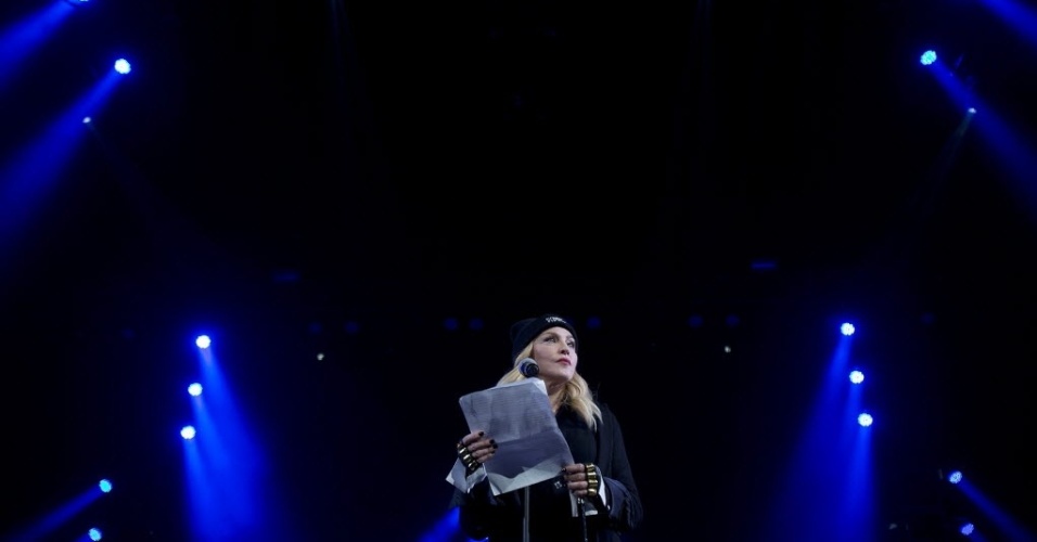 05.fev.2014 - Madonna durante show da Anistia Internacional com as integrantes do Pussy Riot, em Nova York