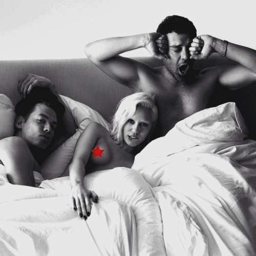 06. Miley Cyrus divulga em sua conta no Instagram, imagem em que aparece nua na cama com dois homens. Na edição da foto, a cantora colocou uma estrela vermelha para cobrir o seio