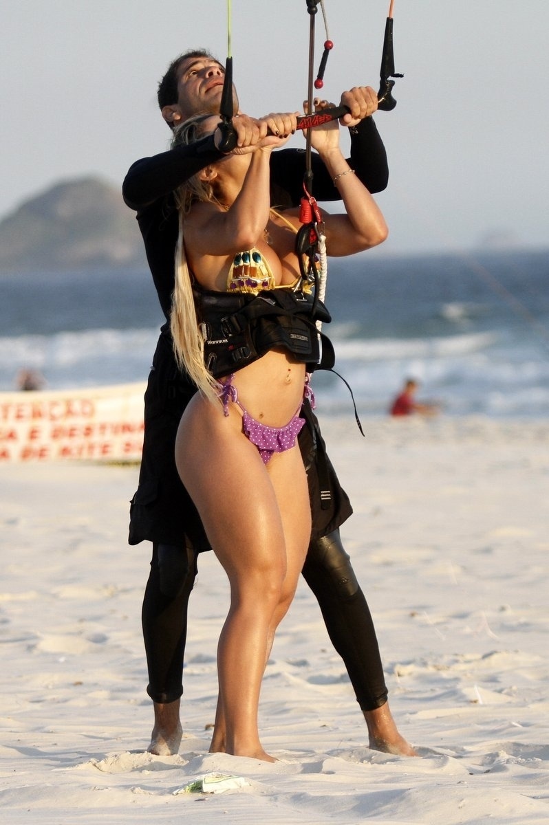 Ex Miss Bumbum Priscila Freitas Faz Aula De Kitesurf No Rio Fotos Uol Tv E Famosos